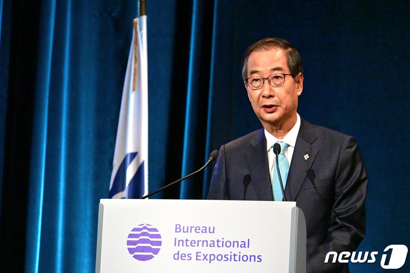 본문 이미지 - 한덕수 국무총리가 21일 오전(현지시간) 프랑스 파리에서 열린 제170차 국제박람회기구(BIE) 총회에서 2030 부산 세계박람회(엑스포) 유치 경쟁 발표(프리젠테이션)를 하고 있다.(국무총리실 제공) 2022.6.21/뉴스1 ⓒ News1 신웅수 기자