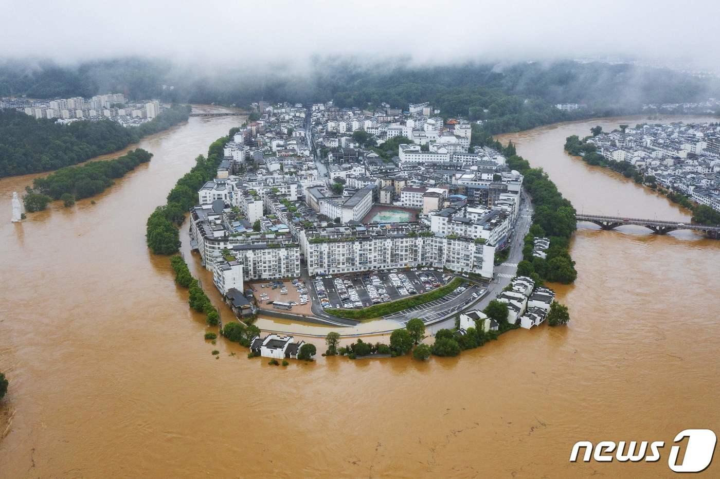 20일(현지시간) 폭우가 내려 홍수가 발생한 중국 장시성 우위안의 물에 잠긴 도로와 건물의 모습이 보인다. ⓒ AFP=뉴스1 ⓒ News1 우동명 기자