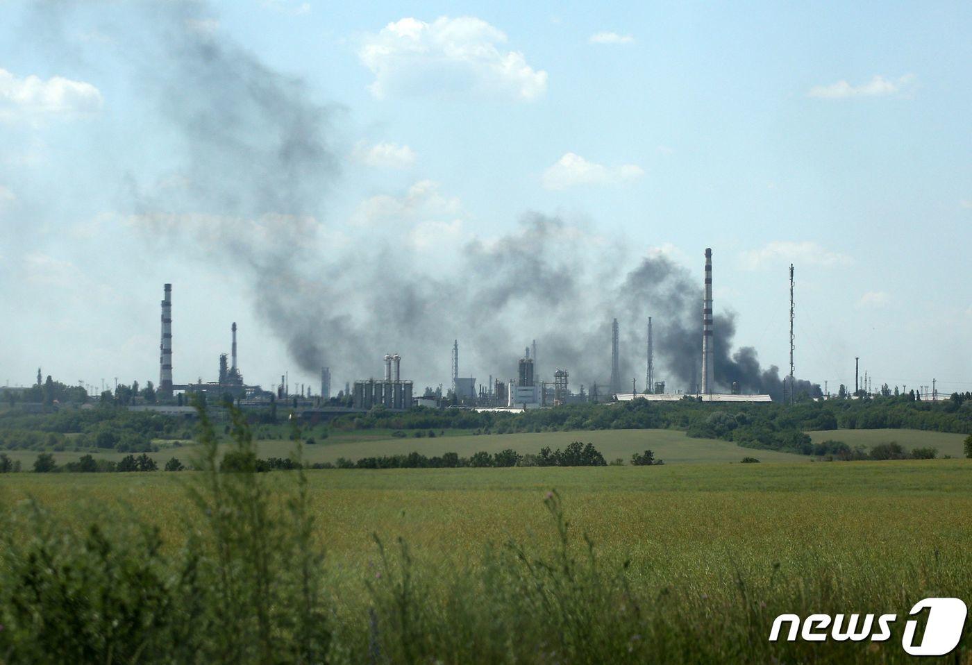 본문 이미지 - 21일(현지시간) 우크라이나 리시칸스크 정유 공장이 러시아 군의 포격을 받아 연기가 솟아오르고 있다. ⓒ AFP=뉴스1 ⓒ News1 우동명 기자