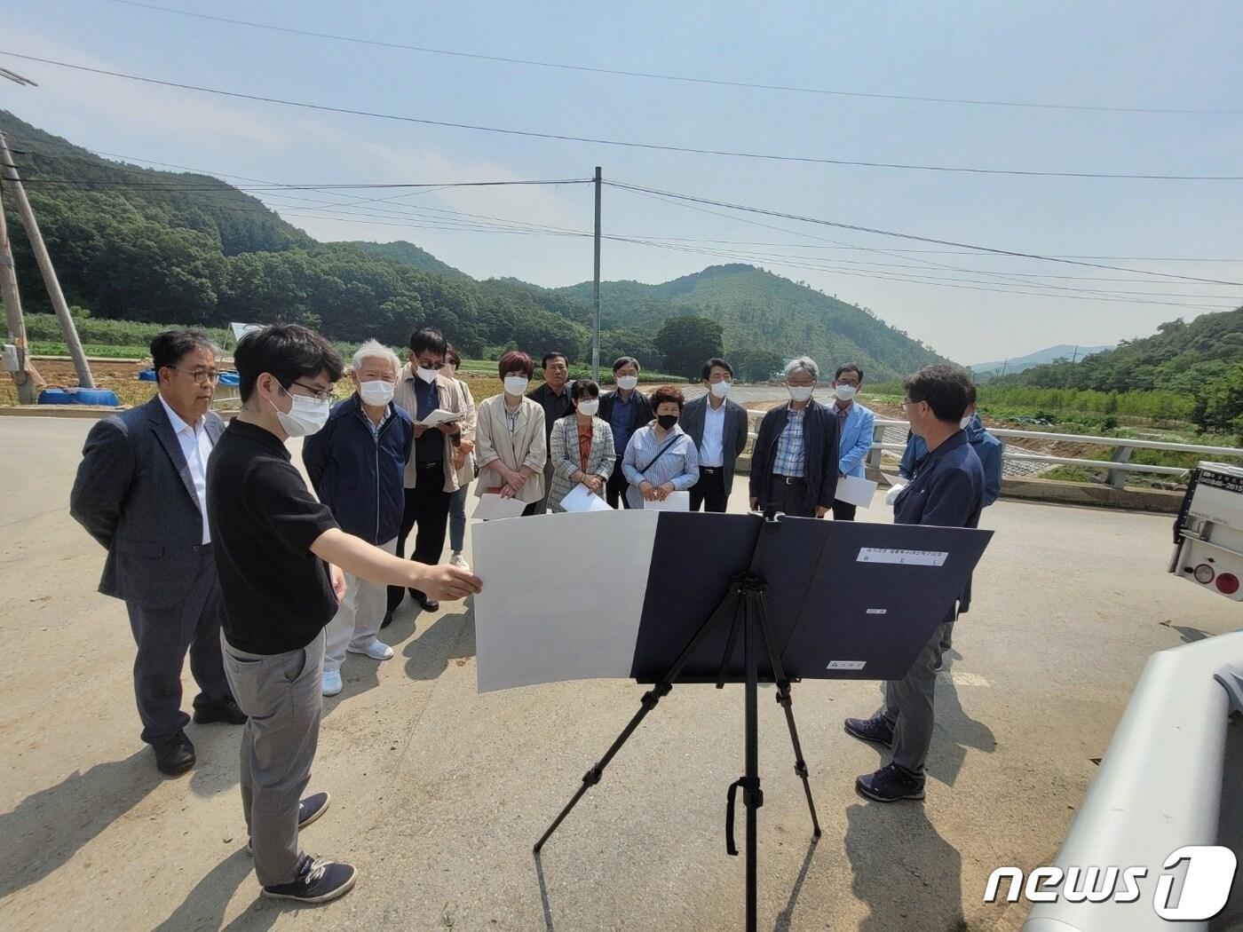 본문 이미지 - 김문근 단양군수직 인수위원들이 어상천면 재해 현장을 방문해 군청 관계자들로부터 업무 보고를 받고 있다.ⓒ 뉴스1
