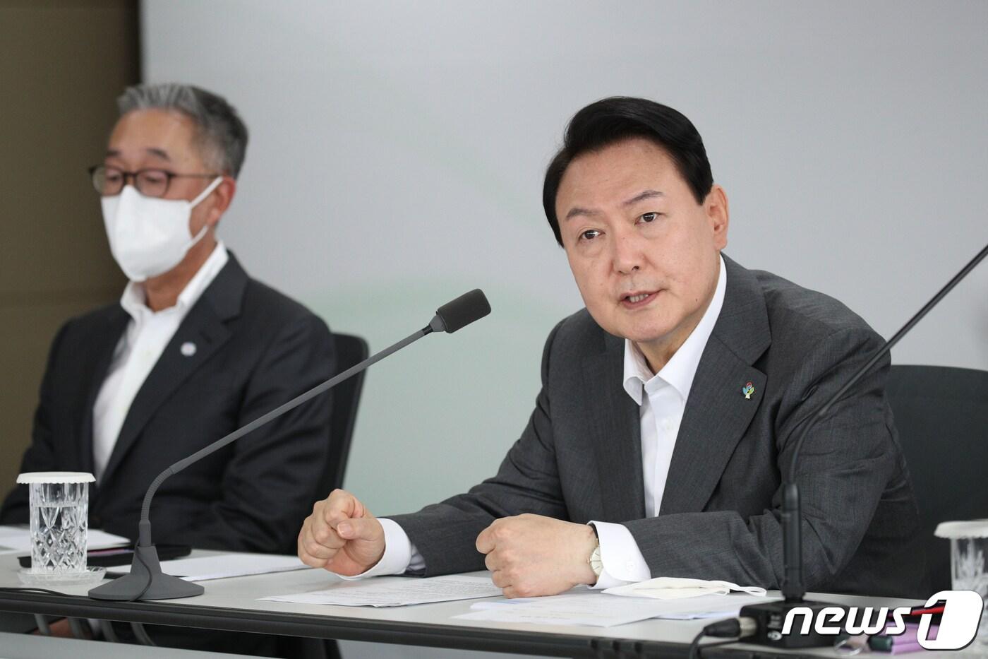 본문 이미지 - 윤석열 대통령이 22일 경남 창원 성산구 두산에너빌리티에서 열린 원전산업 협력업체 간담회에서 모두발언을 하고 있다. 대통령실사진기자단 2022.6.22/뉴스1 ⓒ News1 안은나 기자