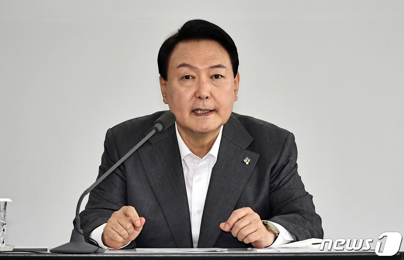 본문 이미지 - 윤석열 대통령이 22일 경남 창원 성산구 두산에너빌리티에서 열린 원전산업 협력업체 간담회에서 인사말을 하고 있다. (대통령실사진기자단) 2022.6.22/뉴스1 ⓒ News1 안은나 기자