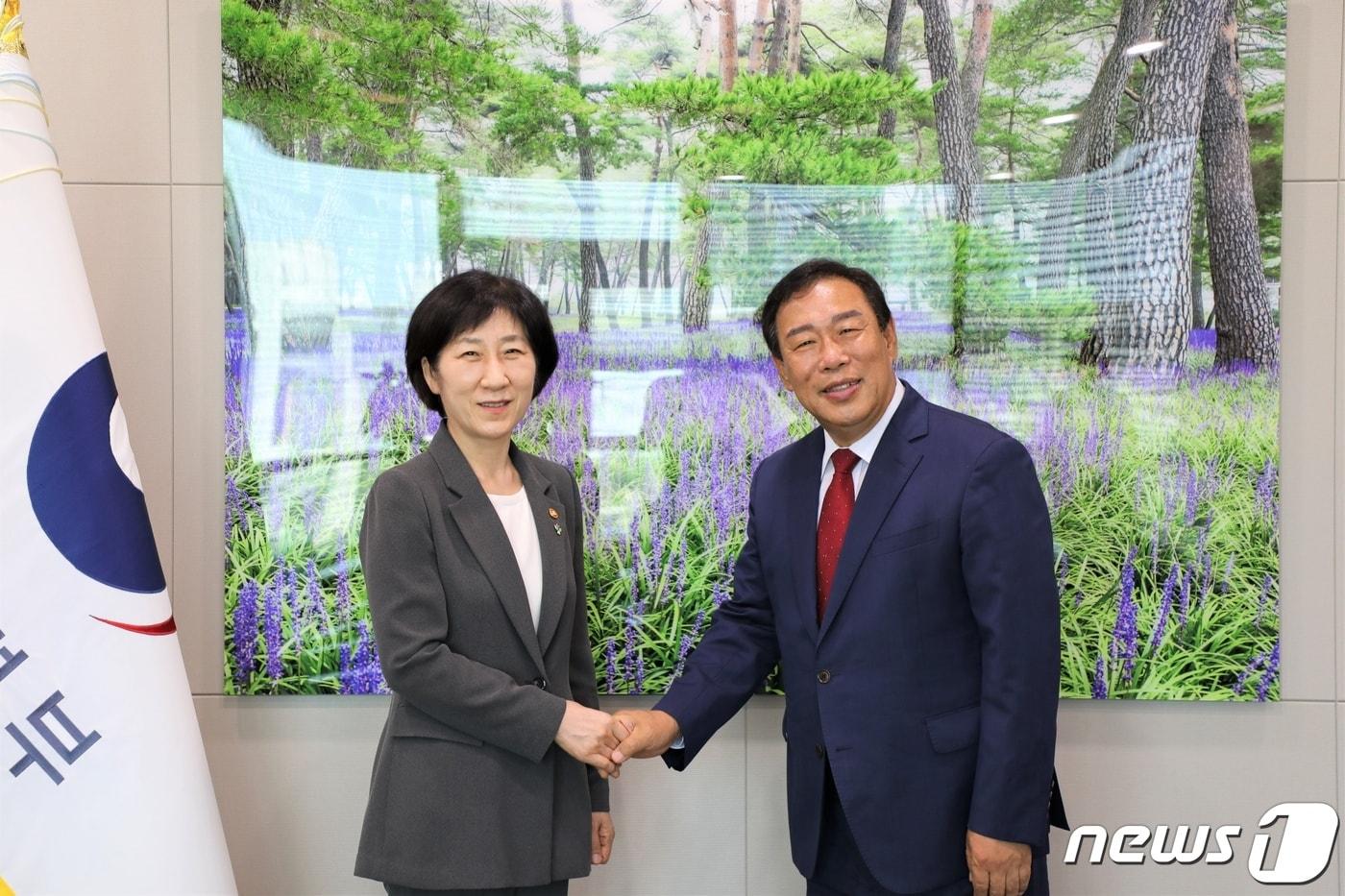 본문 이미지 - 한화진 환경부장관(왼쪽)과 최민호 세종시장 당선인이 22일 오전 세종 환경부청사에서 만나 악수를 나누고 있다. (세종시장직 인수위 제공) ⓒ 뉴스1