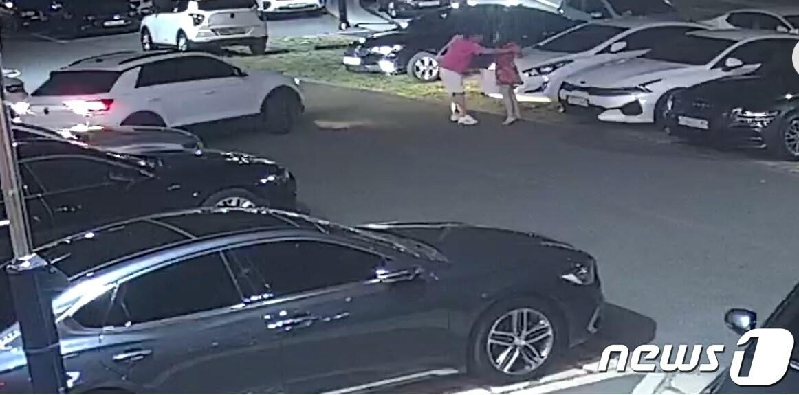 본문 이미지 - 충북 청주시 상당구 영운동 한 빌라에서 발생한 40대 여성 살인사건 용의자 A씨(45)가 피해 여성의 팔을 잡아 당기는 모습. 연인 사이였던 용의자 A씨와 숨진 피해 여성은 지난 17일 세종시 한 식당에서 열린 친목 모임에 참석했다.(독자 제공).2022.6.22/ⓒ 뉴스1