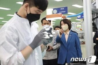 본문 이미지 - 이영 중소벤처기업부 장관이 22일 경남 창원 스마트공장 삼현에서 현장을 둘러보고 있다. (중소벤처기업부 제공) 
