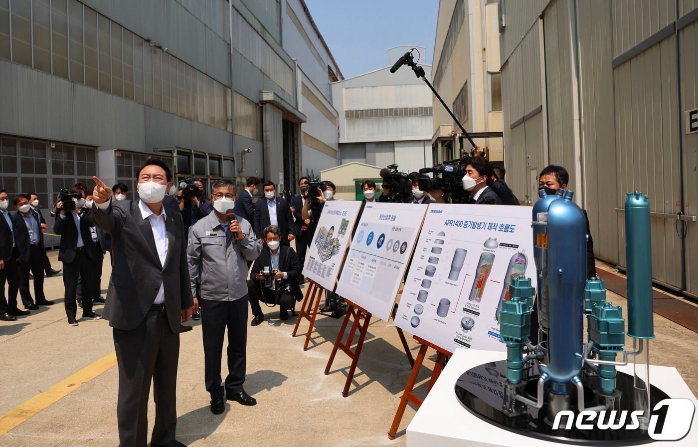 윤석열 대통령이 22일 경남 창원 성산구 두산에너빌리티 원자력 공장을 방문해 김종두 전무의 설명을 들으며 한국형 원자로 APR1400 축소 모형을 살펴보고 있다. (대통령실 제공) 2022.6.22/뉴스1 ⓒ News1 안은나 기자