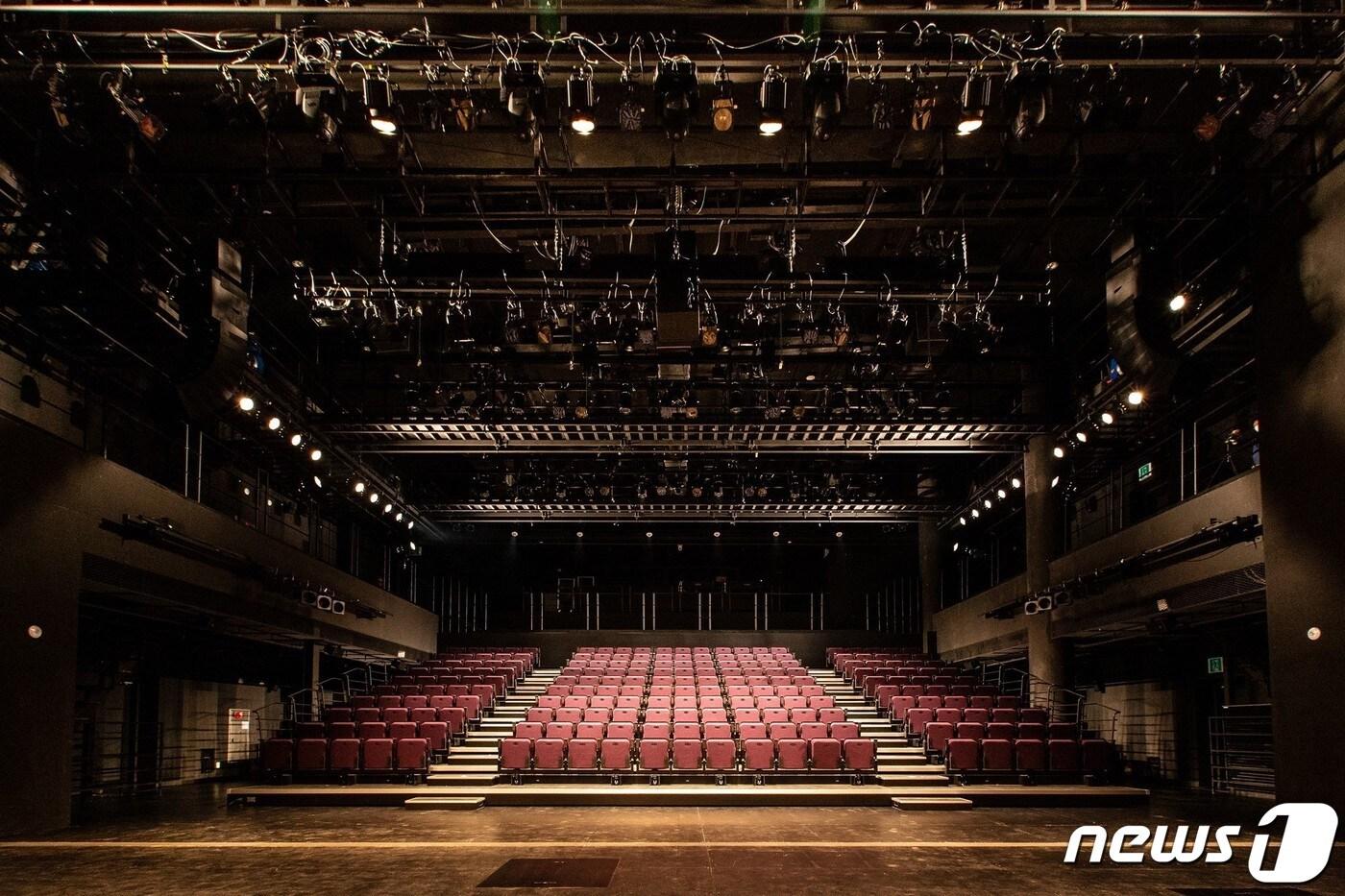 옛 동숭아트센터 동숭홀을 리모델링한 '대학로극장 쿼드' 내부. (서울문화재단 제공)ⓒ 뉴스1