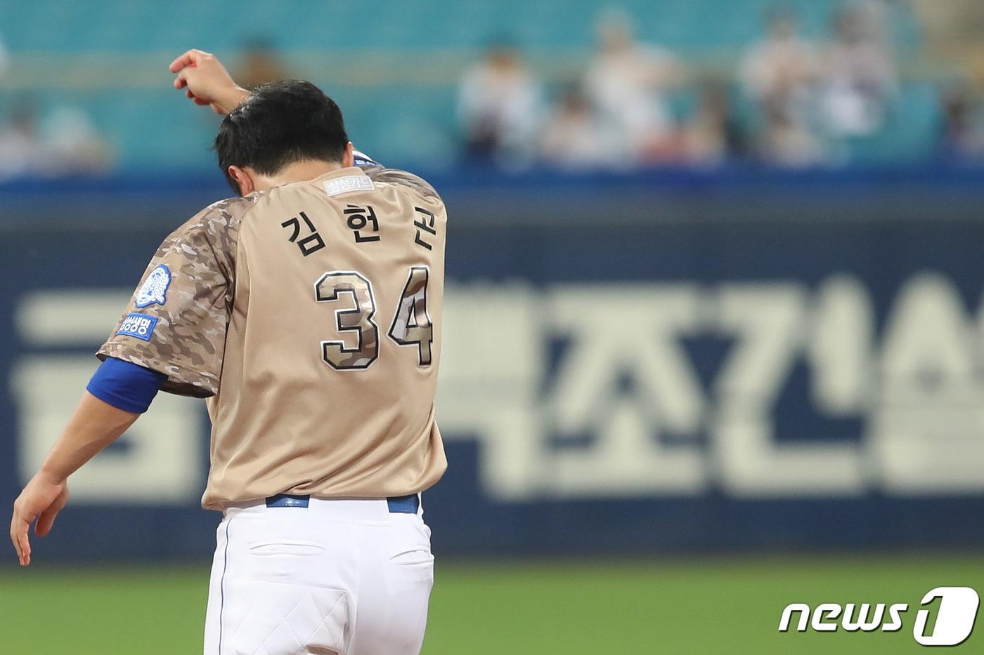 본문 이미지 - 22일 오후 대구 삼성라이온즈파크에서 열린 프로야구 '2022 신한은행 SOL KBO리그' 키움 히어로즈와 삼성 라이온즈의 경기, 4회말 2사 1,3루 상황 삼성 9번타자 김헌곤이 유격수 방면 땅볼로 무안타 행진을 이어가자 아쉬워하고 있다. 2022.6.22/뉴스1 ⓒ News1 공정식 기자