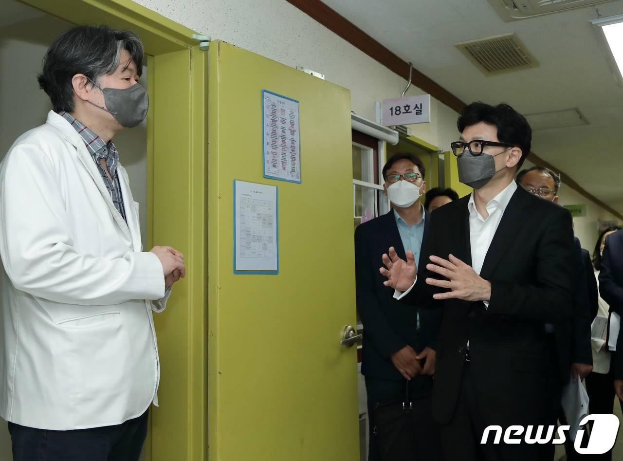 본문 이미지 - 한동훈 법무부 장관이 지난 6월22일 경기 안양소년원을 방문해 시설을 점검하고 있다. (법무부 제공) 2022.6.22/뉴스1