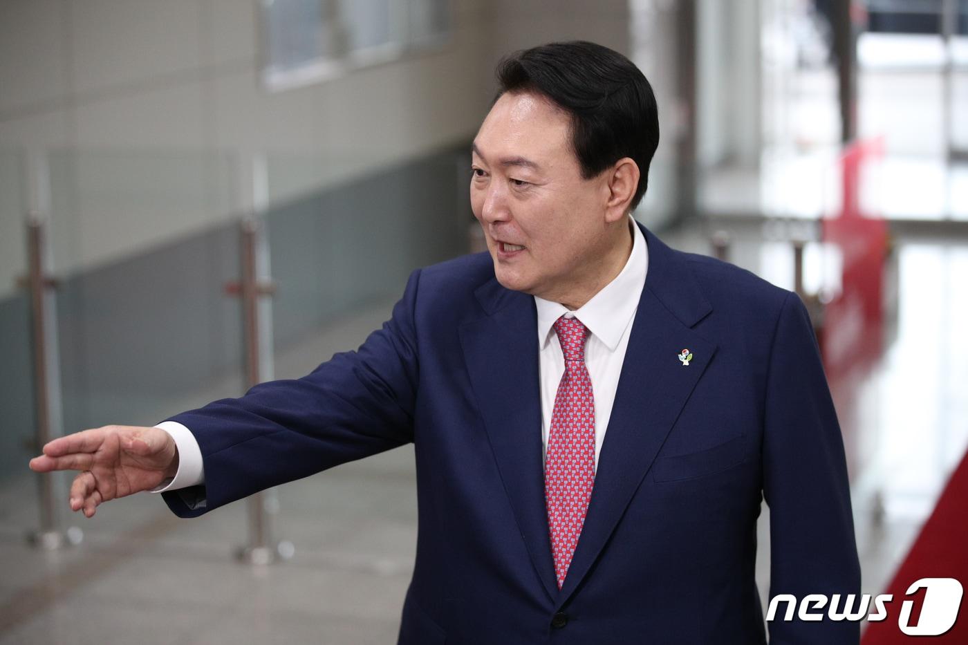 윤석열 대통령이 23일 오전 용산 대통령실로 출근하며 취재진 질문을 요구하고 있다. 대통령실사진기자단 2022.6.23/뉴스1 ⓒ News1 안은나 기자