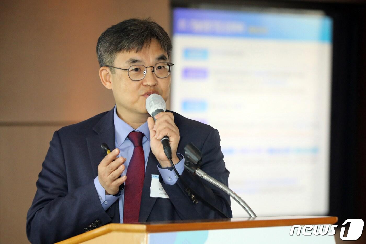 본문 이미지 - 박종식 한국거래소 기술기업상장부장이 23일 오전 서울 중구 롯데호텔에서 열린 '제16회 뉴스1 바이오리더스클럽'에서 '제약바이오기업, 코스닥 상장심사 현재와 미래'를 주제로 기조발표를 하고 있다. 2022.6.23/뉴스1 ⓒ News1 황기선 기자