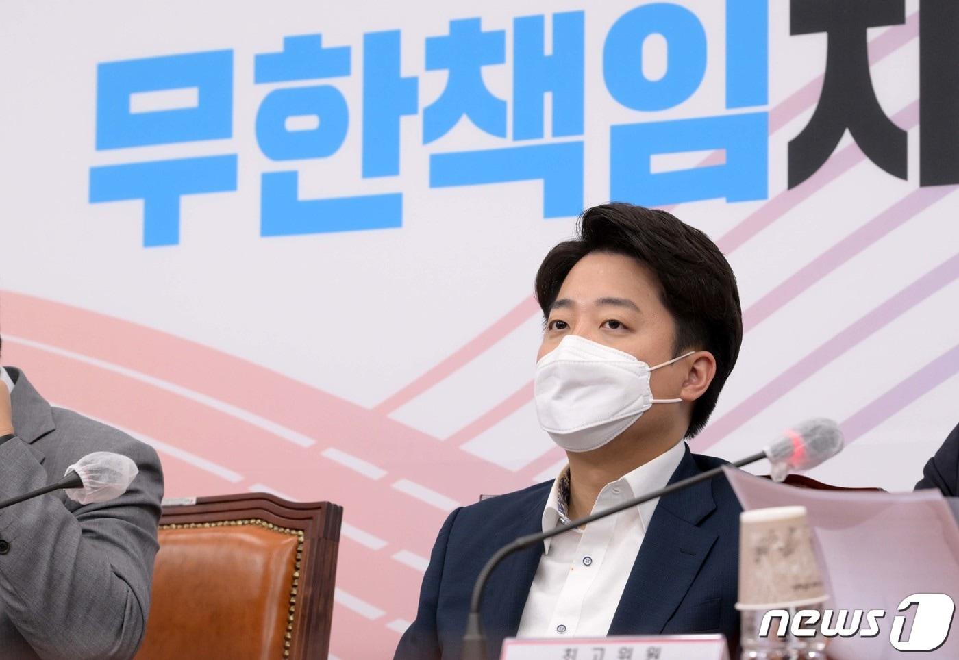 본문 이미지 - 이준석 국민의힘 대표가 23일 오전 서울 여의도 국회에서 열린 최고위원회의에서 권성동 원내대표의 발언을 듣고 있다. (공동취재) 2022.6.23/뉴스1 ⓒ News1 이재명 기자