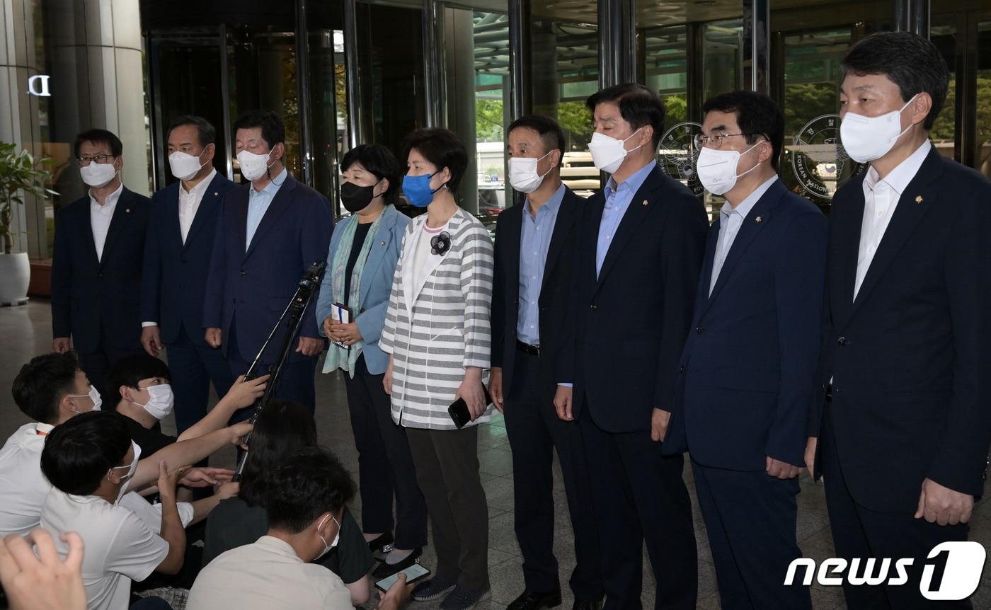 본문 이미지 - 제21대 국회 상반기 행정안전위원장을 맡았던 서영교 더불어민주당 의원과 전반기 행안위 소속 의원들이 23일 오전 서울 서대문구 경찰청을 찾아 윤석열 정부의 경찰 통제 규탄과 경찰의 중립성을 촉구하며 입장을 말하고 있다. 2022.6.23/뉴스1 ⓒ News1 국회사진취재단