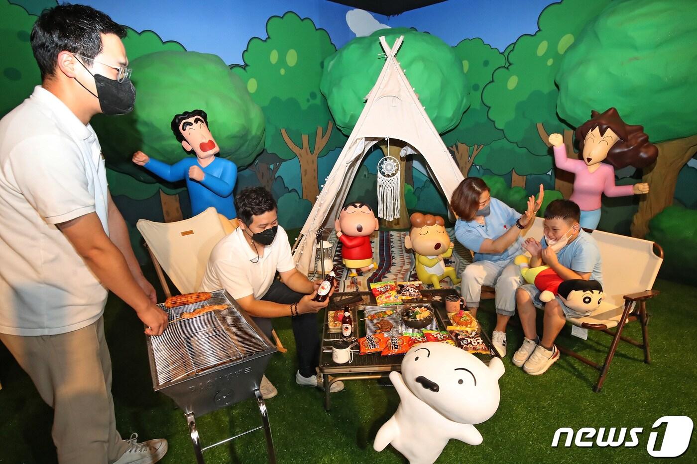 본문 이미지 - 대구 이월드는 애니메이션 주인공 짱구를 테마로 기획한 '짱구 페스티벌-짱구야 캠핑 가자'를 오는 25일부터 내년 1월 8일까지 198일 동안 선보인다. 23일 이월드 83타워에서 전시 준비가 한창이다. 2022.6.23/뉴스1 ⓒ News1 공정식 기자