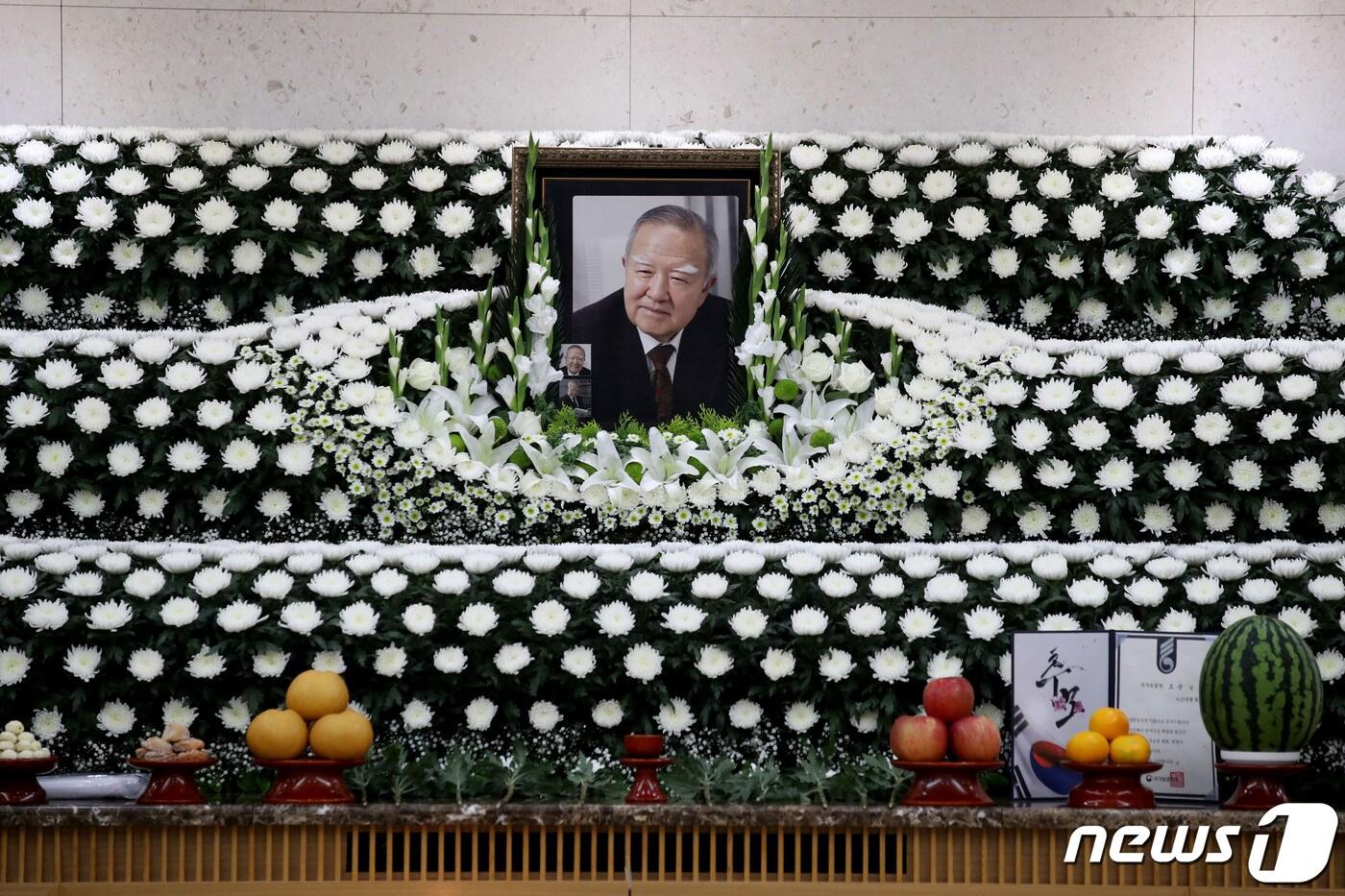 본문 이미지 - 한국 경제학계의 거목으로 불리는 조순 전 경제부총리가 23일 새벽 숙환으로 별세했다. 조 전 부총리는 1968년부터 서울대 경제학과 교수로 20여년간 재직하다 1988년 노태우 정부에서 경제부총리로 발탁, 이후 한국은행 총재, 민선 초대 서울시장, 제15대 국회의원 등을 역임했다. 사진은 이날 서울아산병원 장례식장에 마련된 조 전 부총리의 빈소. 2022.6.23/뉴스1 ⓒ News1 이광호 기자
