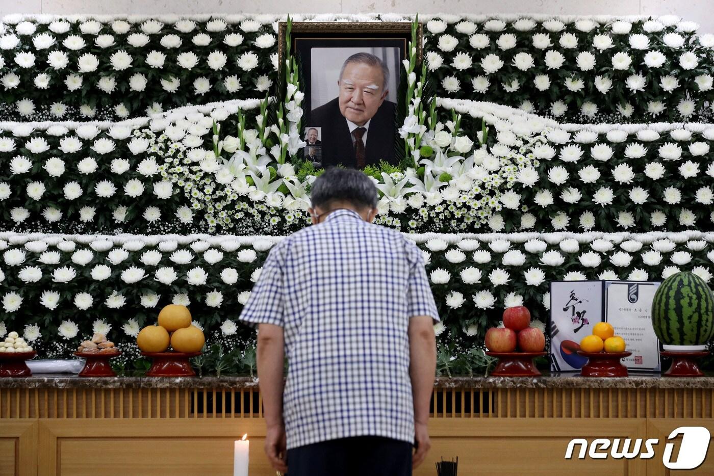 본문 이미지 - 한국 경제학계의 거목으로 불리는 조순 전 경제부총리가 23일 새벽 숙환으로 별세했다. 조 전 부총리는 1968년부터 서울대 경제학과 교수로 20여년간 재직하다 1988년 노태우 정부에서 경제부총리로 발탁, 이후 한국은행 총재, 민선 초대 서울시장, 제15대 국회의원 등을 역임했다. 사진은 이날 서울아산병원 장례식장에 마련된 조 전 부총리의 빈소. 2022.6.23/뉴스1 ⓒ News1 이광호 기자