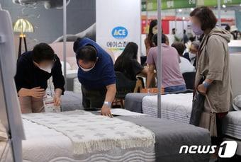 본문 이미지 - 고객들이 침대 매장에서 매트리스를 둘러보고 있다. (뉴스1DB) ⓒ News1 김진환 기자