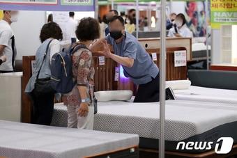 본문 이미지 - 한 가구 박람회에서 관람객들이 다양한 가구용품을 둘러보고 있다. ⓒ News1 김진환 기자