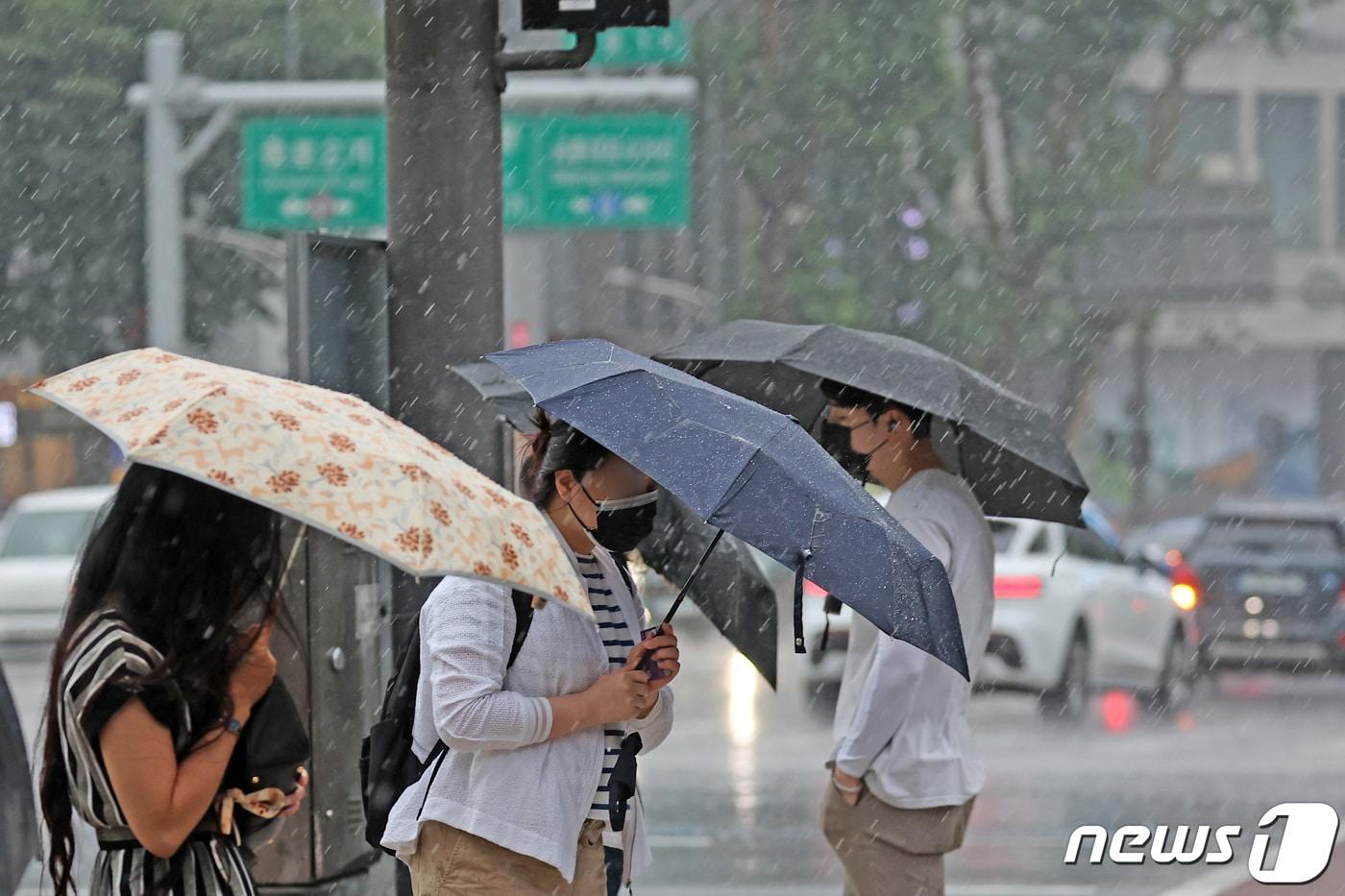 본문 이미지 - 전국적으로 장마가 시작된 23일 서울 종로1가 사거리에서 시민들이 우산을 쓴 채 걷고 있다. 2022.6.23/뉴스1 ⓒ News1 조태형 기자