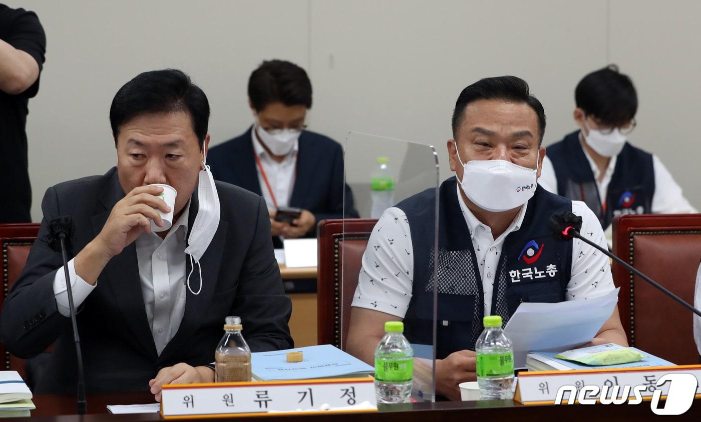 본문 이미지 - 23일 오후 정부세종청사 최저임금위원에서 열린 제6차 전원회의에서 근로자위원인 이동호 한국노총 사무총장이 발언하는 동안 사용자위원인 류기정 한국경영자총협회 전무(왼쪽)가 물을 마시고 있다. 2022.6.23/뉴스1 ⓒ News1 김기남 기자