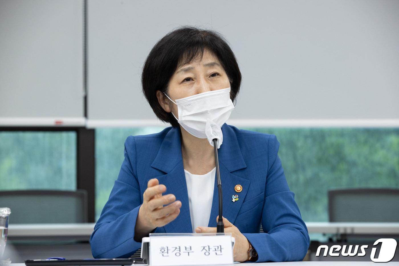 본문 이미지 - 한화진 환경부장관이 23일 오후 충북 청주시 오송읍 온실가스종합정보센터에서 소속 직원들과 간담회를 하고 있다. (환경부 제공) 2022.6.23/뉴스1