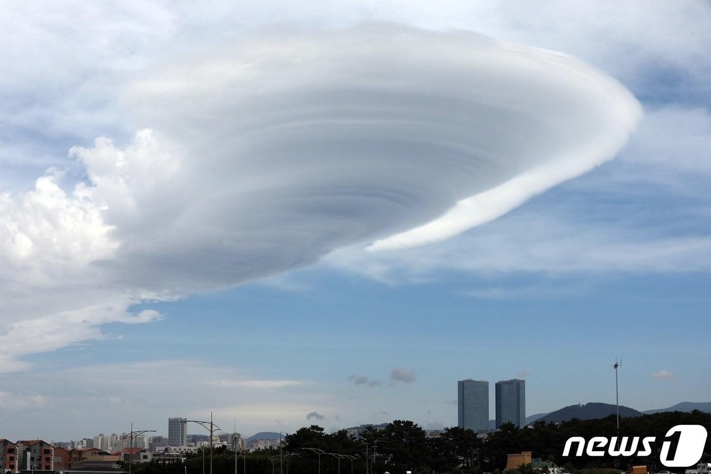 제주시 이호해수욕장 하늘에 바람이 강한 날씨에 형성되는 &#39;렌즈구름&#39;이 떠올라 눈길을 끌고 있다. 렌즈구름은 덥고 습한 공기가 한라산을 넘어가면서 만들어진다. 2022.6.23/뉴스1 ⓒ News1 고동명 기자