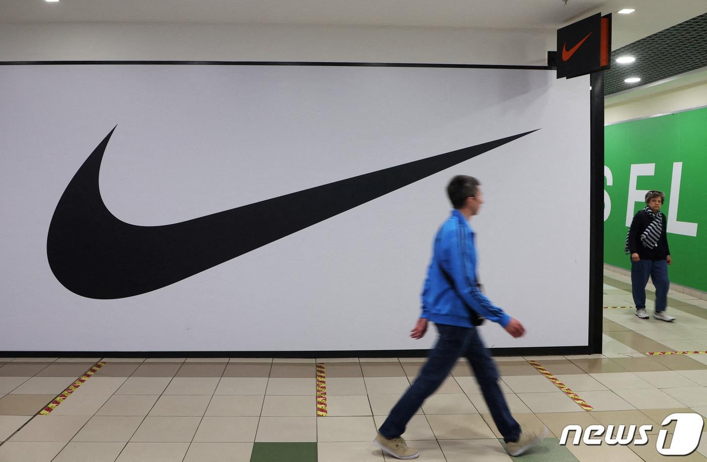 한 남성이 러시아 상트페테르부르크에 위치한 나이키 매장을 지나고 있다. 해당 매장은 러시아가 우크라이나를 침공한 이후 운영이 잠정 중단됐다. ⓒ 로이터=뉴스1 ⓒ News1 정윤영 기자