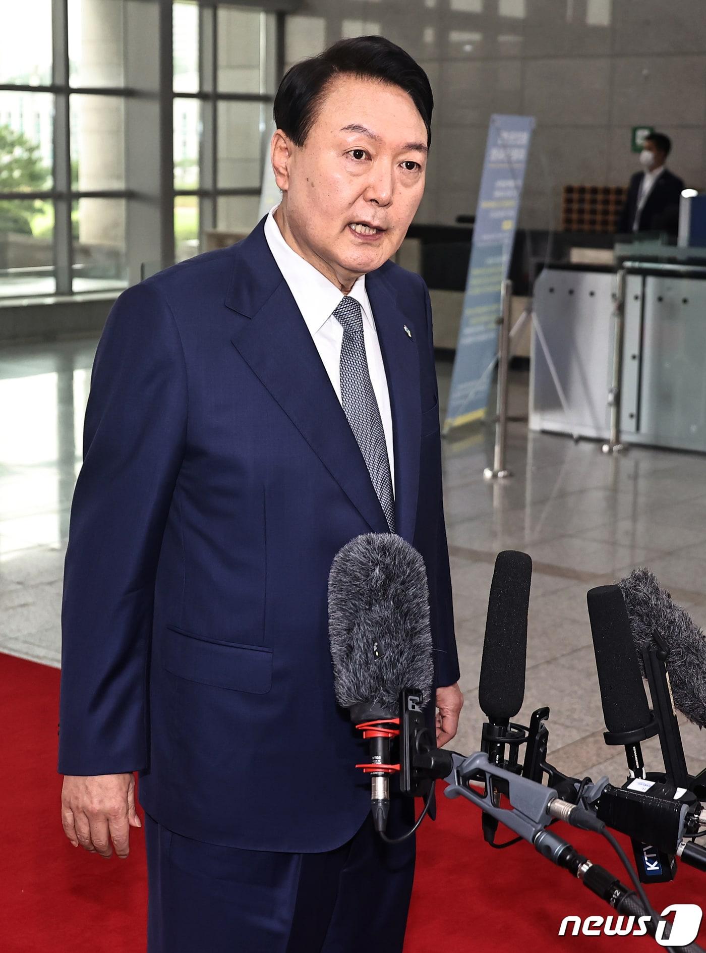 본문 이미지 - 윤석열 대통령이 24일 오전 용산 대통령실 청사로 출근하며 취재진과 약식회견을 하고 있다. (대통령실사진기자단) 2022.6.24/뉴스1 ⓒ News1 오대일 기자