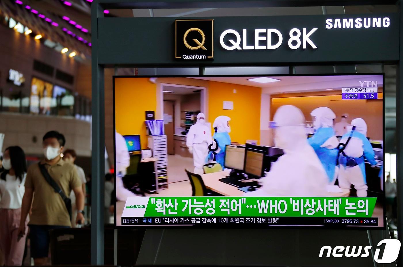 본문 이미지 - 국내 첫 원숭이두창 확진자가 발생한 가운데 24일 김포공항 국내선 입국장 TV에 원숭이두창 관련 뉴스가 나오고 있다. 2022.6.24/뉴스1 ⓒ News1 권현진 기자