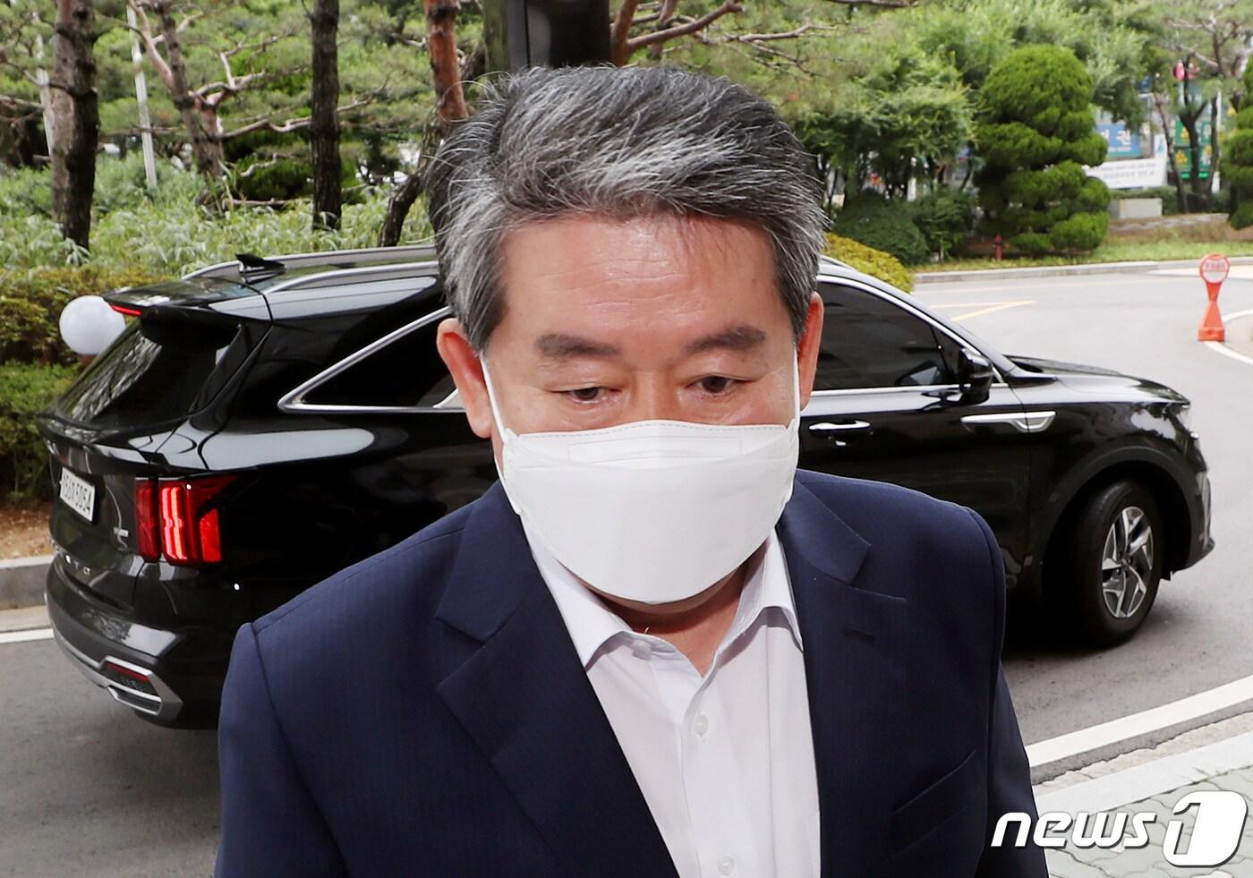 본문 이미지 - 김경협 더불어민주당 의원이 지난해 6월24일 오전 첫 재판에 출석하기 위해 경기 부천시 인천지방법원 부천지원에 들어서고 있다. 김 의원은 2020년 5월19일 부천시 역곡동 공공주택지구 소재 A씨의 땅 668㎡(200평)를 토지거래허가 없이 5억원에 매매한 혐의(부동산거래신고법위반)를 받고 있다. 2022.6.24/뉴스1 ⓒ News1 정진욱 기자