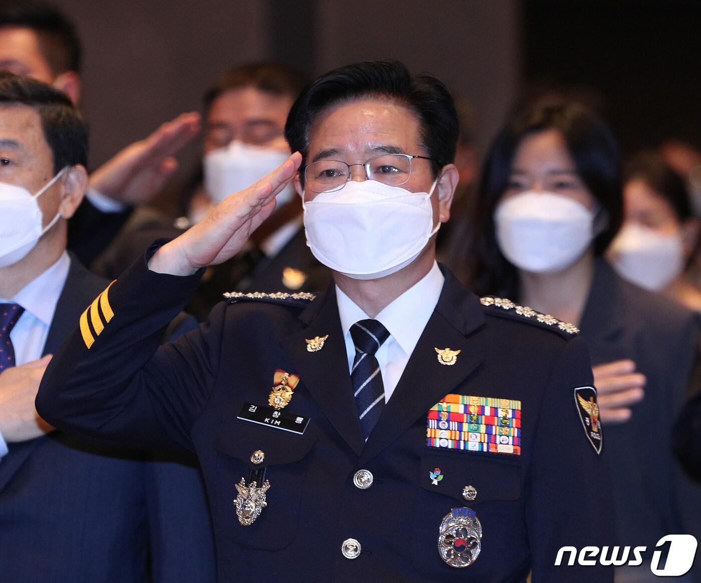 본문 이미지 - 김창룡 경찰청장이 24일 오전 서울 중구 프레스센터에서 열린 청룡봉사상 시상식에서 국기에 대한 경례를 하고 있다. 김 청장은 치안감 인사 번복 논란에 대해 윤석열 대통령이 '국기문란'이라며 질타하자 "직에 연연해 업무를 소홀히 하지 않을 것＂이라며 일축했다. 2022.6.24/뉴스1 ⓒ News1 신웅수 기자