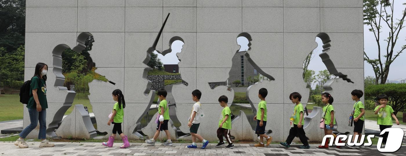 본문 이미지 - 6·25전쟁 72주년을 하루 앞둔 24일 오전 경기 오산시 오산죽미령평화공원으로 현장학습을 나온 아이들이 공원을 산책하고 있다. 2022.6.24/뉴스1 ⓒ News1 김영운 기자