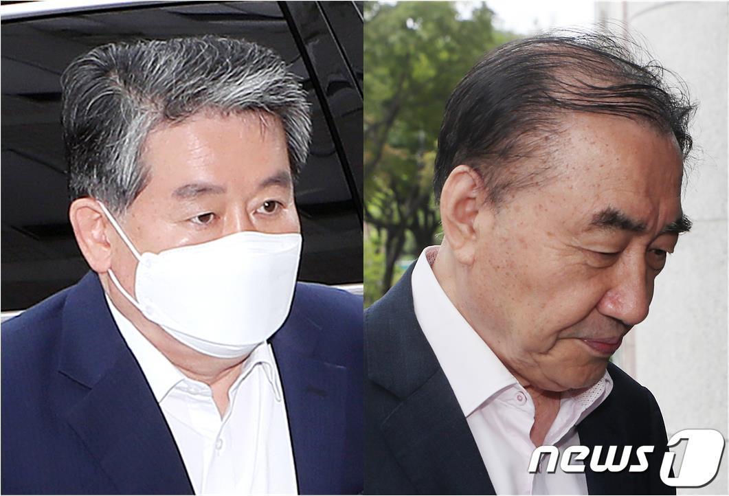 본문 이미지 - 불법 토지거래 혐의를 받는 김경협 더불어민주당 의원(사진 왼쪽)과 이상수 전 노동부 장관이 24일 경기 부천시 인천지방법원 부천지원에 들어서고 있다. 2022.6.24/뉴스1 ⓒ News1 정진욱 기자