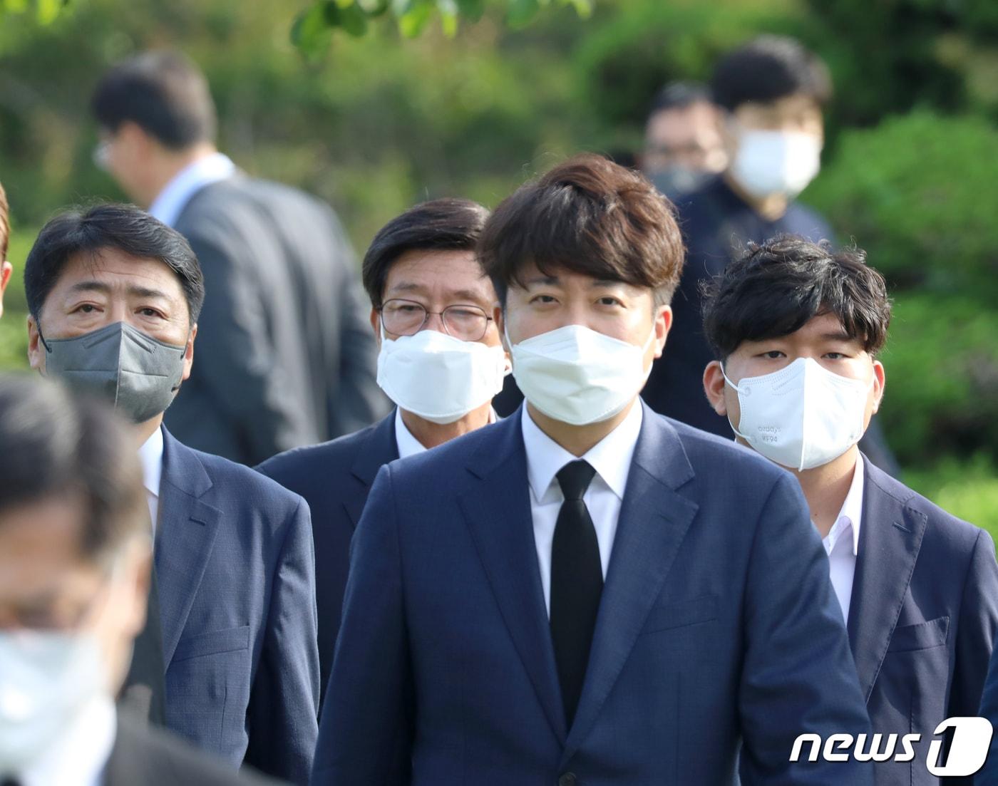 본문 이미지 - 이준석 국민의힘 대표와 국민의힘 관계자가 6·25전쟁 72주년을 하루 앞둔 24일 부산 남구 유엔평화공원에서 유엔전몰장병 참배를 하기 위해 이동하고 있다. 2022.6.24/뉴스1 ⓒ News1 김영훈 기자