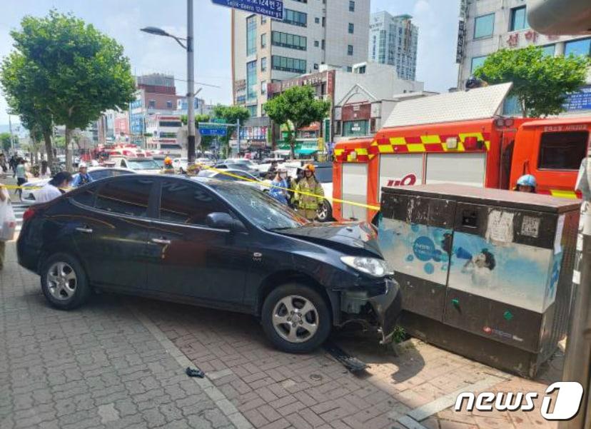본문 이미지 - 25일 오후 1시30분쯤 충북 청주시 서원구 사창동 사창사거리 인근 도로에서 A씨(45)가 몰던 승용차가 지상 변압기를 들이받아 소방당국이 구조 작업을 벌이고 있다.(충북소방본부 제공).2022.6.25/ⓒ 뉴스1