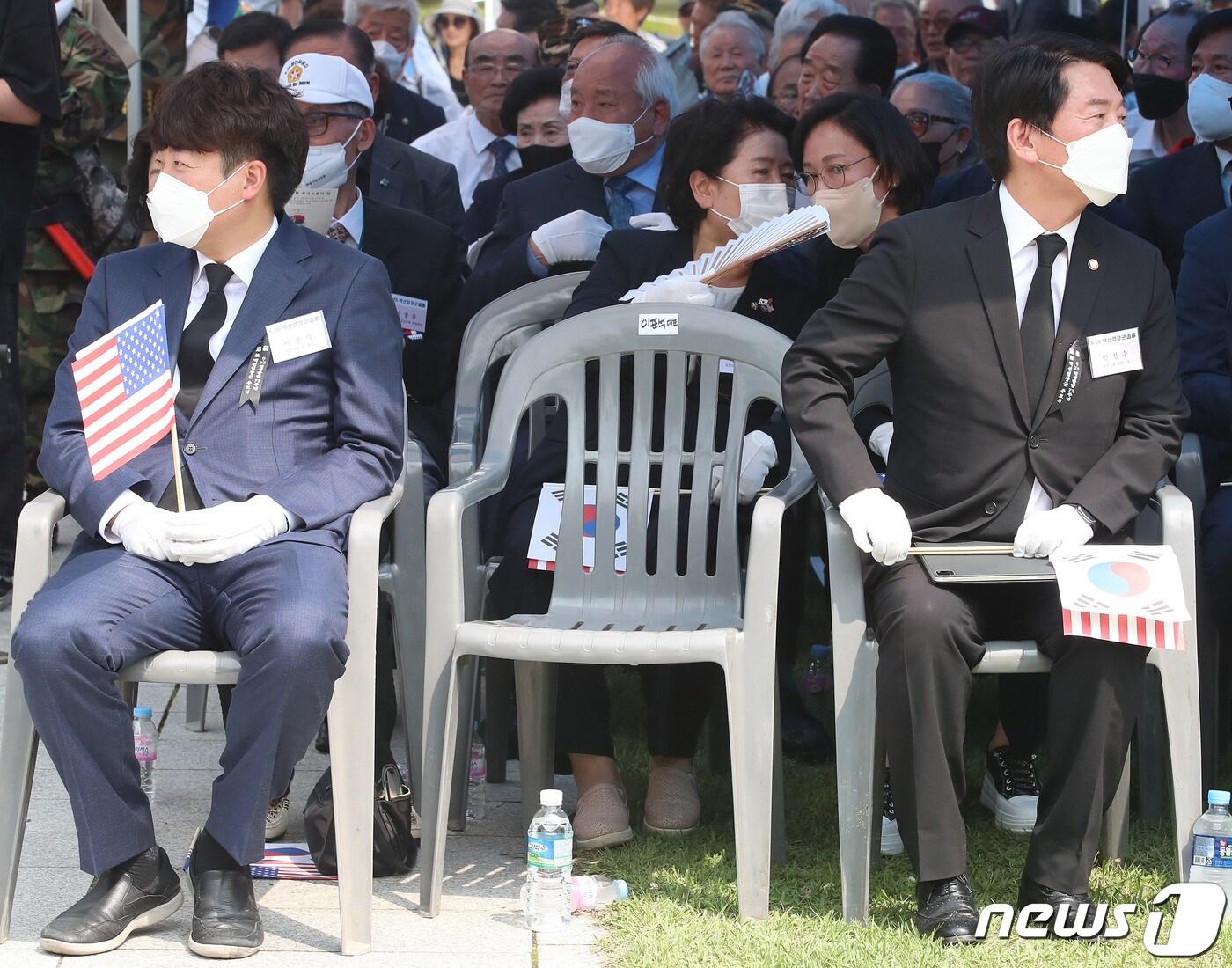 본문 이미지 - 국민의힘 이준석 대표(왼쪽)와 안철수 의원이 2022년 6월 25일 오후 경북 칠곡군 다부동전적기념관에서 열린 6.25전쟁 제72주년 ‘백선엽 장군 서거 2주기 추모 행사’에 참석해 다른 곳을 응시하고 있다. 2022.6.25/뉴스1 ⓒ News1 공정식 기자
