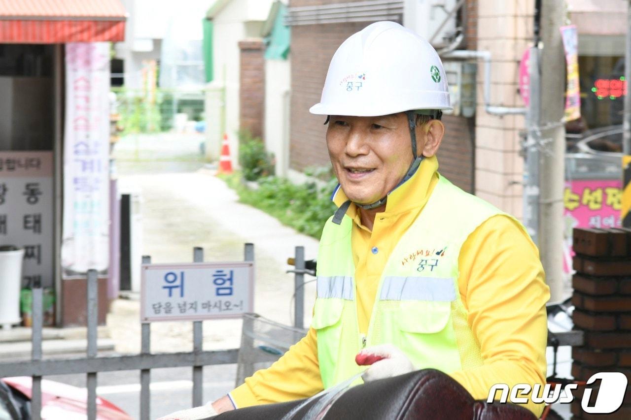 본문 이미지 - 박용갑 대전 중구청장이 지난 24일 산성동 일원에서 대형폐기물 수거 작업을 하고 있다. (중구 제공) ⓒ뉴스1