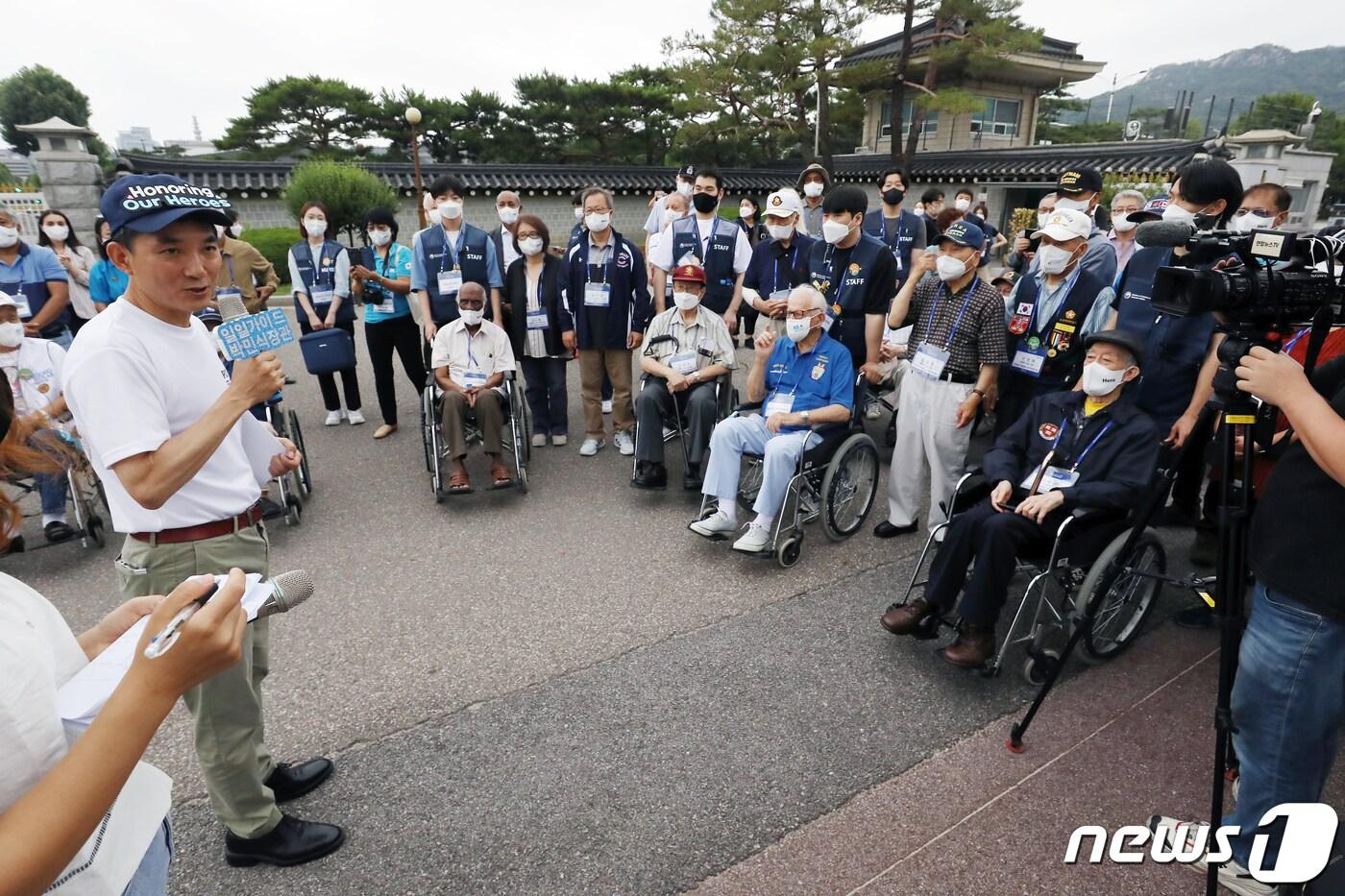 6·25전쟁 72주년을 맞아 우리나라를 찾은 유엔군 참전용사와 교포 참전용사들이 26일 오전 청와대를 방문, 박민식 국가보훈처장(왼쪽)의 설명을 듣고 있다. 2022.6.26/뉴스1 ⓒ News1 민경석 기자