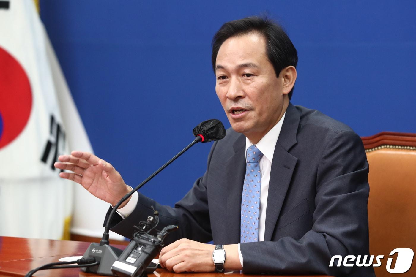 본문 이미지 - 우상호 더불어민주당 비상대책위원장이 26일 서울 여의도 국회에서 열린 기자간담회에서 발언하고 있다. (공동취재) 2022.6.26/뉴스1 ⓒ News1 허경 기자