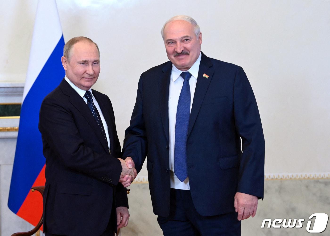 본문 이미지 - 블라디미르 푸틴 러시아 대통령이 25일(현지시간) 러시아 상트페테르부르크에서 알렉산드르 루카셴코 벨라루스 대통령과 만나 악수하고 있다. 2022.06.25/뉴스1 ⓒ 로이터=뉴스1 ⓒ News1 김민수 기자
