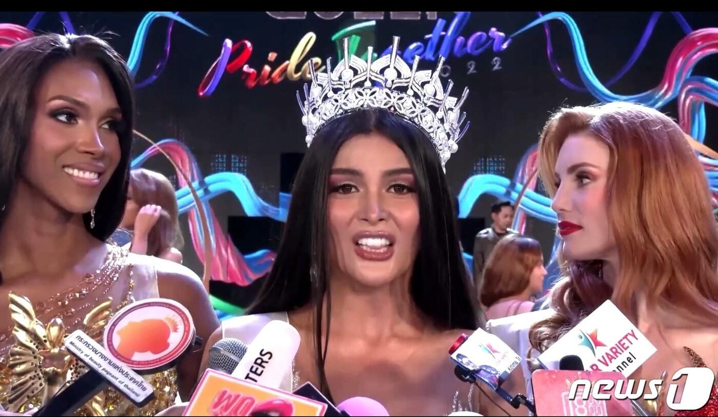 가운데가 2022 미스 인터내셔널 퀸에서 우승한 필리핀 출신의 푸치아 앤 라베나 /로이터 통신 캡쳐=ⓒ 뉴스1