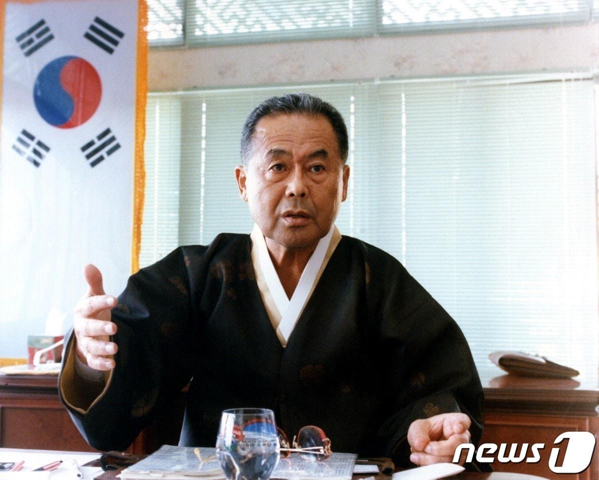 본문 이미지 - 민족사관고등학교(이하 민사고)를 설립한 최명재 설립자가 26일 5시 20분에 향년 95세로 별세했다. 1927년 전라북도 만경면 화포리에서 태어난 최 설립자는 1960년대에 직접 운수업(성진운수)을 일으키면서 기업인으로 첫발을 내디뎠다. 이후 낙농업에 뛰어들어 1987년 강원도 횡성에서 파스퇴르유업을 창립했다. 최 설립자는 파스퇴르가 업계에서 자리 잡자 비로소 오랜 숙원이던 학교 설립 추진해 1996년 파스퇴르유업 공장 옆 38만 5000평 부지에 민족주체성 교육을 표방하는 민사고를 개교했다. 장례는 26일 서울아산병원에서 학교장으로 치러지고, 영결식은 28일 오전 9시 민족사관고등학교에서 거행된다. (민족사관고등학교 제공) 2022.6.26/뉴스1