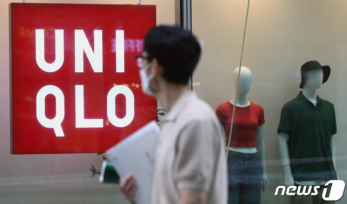 서울 종로구에 위치한 유니클로 매장 앞으로 시민들이 지나고 있다.2022.6.27/뉴스1 ⓒ News1 임세영 기자