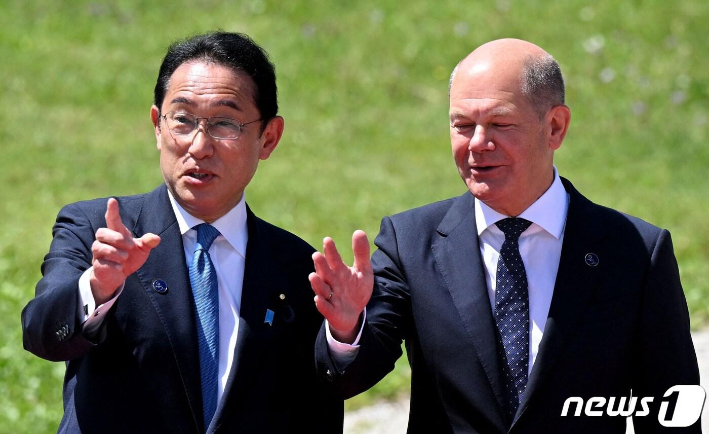 본문 이미지 - 기시다 후미오 일본 총리가 26일(현지시간) 독일 바이에른 알프스 엘마우성에서 열린 G7 정상회의에 도착해 올라프 숄츠 독일 총리의 환영을 받고 있다. ⓒ AFP=뉴스1 ⓒ News1 우동명 기자