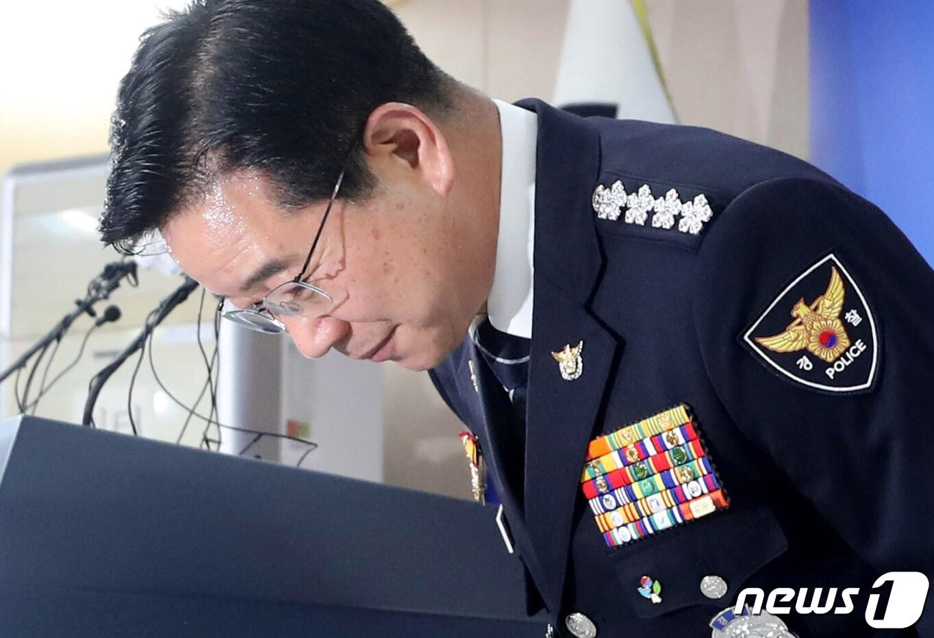 본문 이미지 - 임기를 한 달여 남기고 사의를 표명한 김창룡 경찰청장이 27일 서울 서대문구 경찰청에서 사퇴 입장을 밝히기 앞서 고개 숙여 인사하고 있다. (공동취재) 2022.6.27/뉴스1 ⓒ News1 민경석 기자