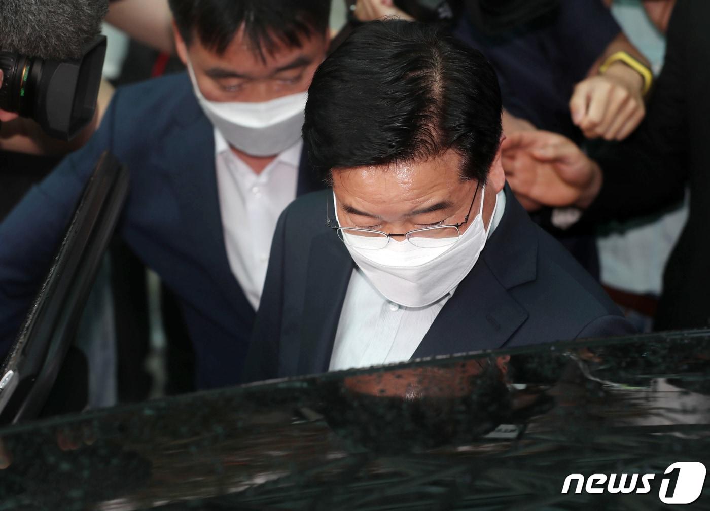 본문 이미지 - 임기를 한 달여 남기고 사의를 표명한 김창룡 경찰청장이 27일 서울 서대문구 경찰청에서 사퇴 입장을 밝힌 뒤 청사를 떠나고 있다. (공동취재) 2022.6.27/뉴스1 ⓒ News1 민경석 기자
