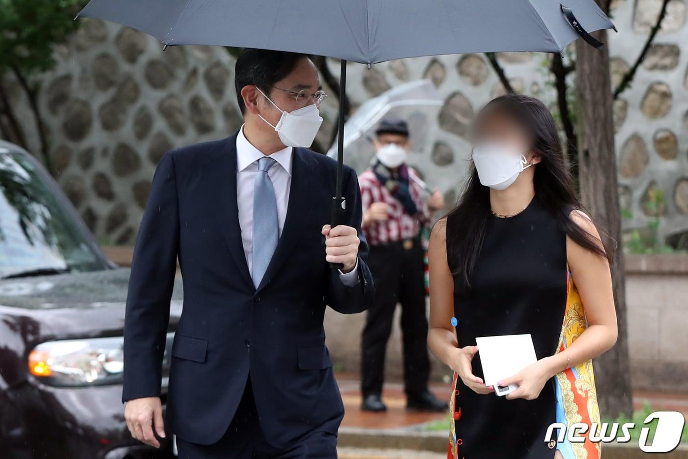 이재용 삼성전자 부회장이 27일 오후 서울 중구 정동제일교회에서 열린 정의선 현대자동차그룹 회장 장녀 진희씨 결혼식에 딸과 함께 참석하고 있다. 2022.6.27/뉴스1 ⓒ News1 황기선 기자