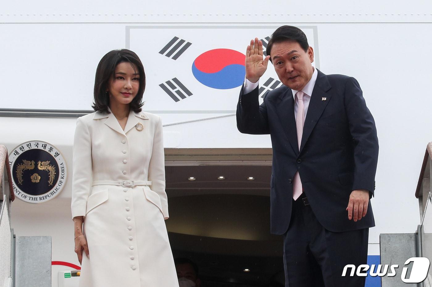 윤석열 대통령이 27일 오후 경기 성남 서울공항에서 나토(NATO, 북대서양조약기구) 정상회의 참석차 출국하기 위해 김건희 여사와 함께 공군 1호기에 탑승하며 손을 흔들고 있다. 대통령실사진기자단 2022.6.27/뉴스1 ⓒ News1 안은나 기자