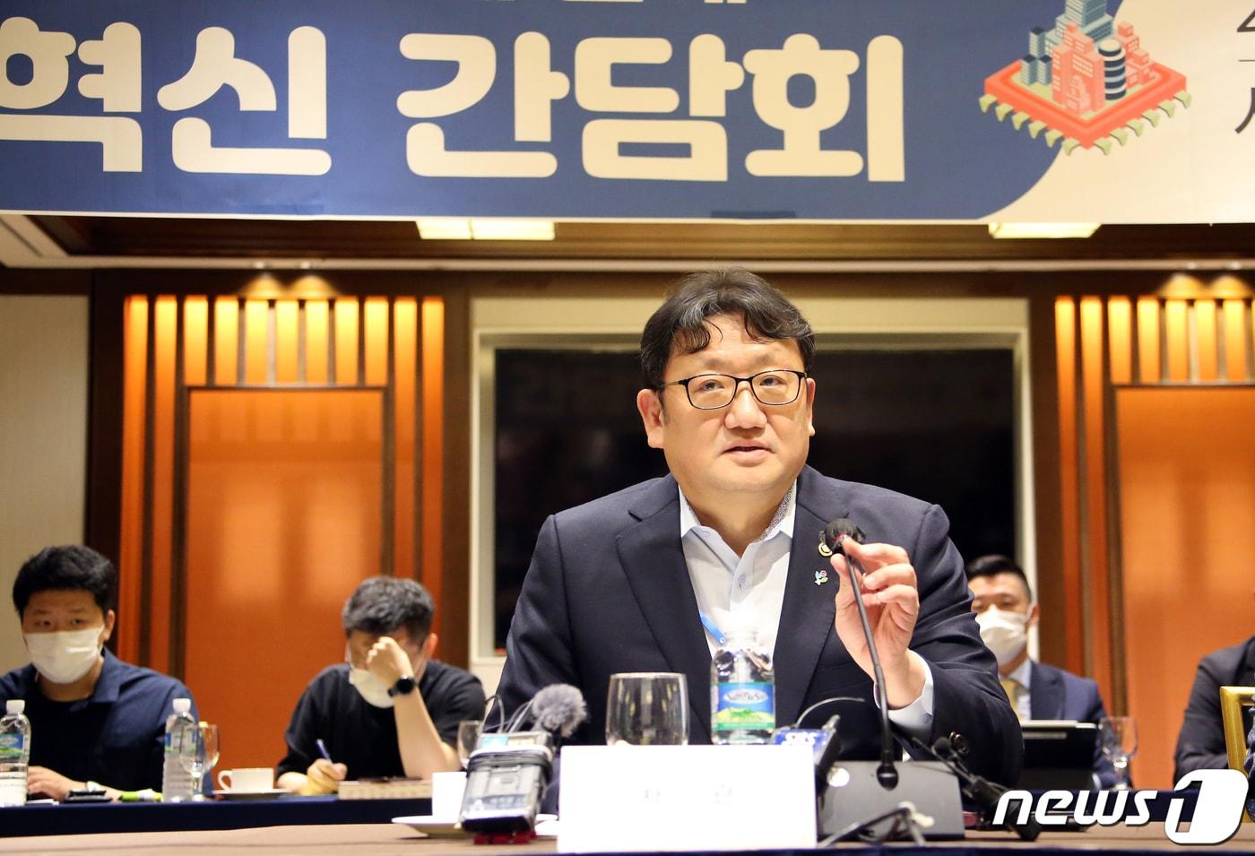 권기섭 고용노동부 차관이 27일 오후 서울 중구 명동 로얄호텔에서 반도체 업계와 규제혁신 간담회를 하고 있다. (고용노동부 제공) 2022.6.27/뉴스1