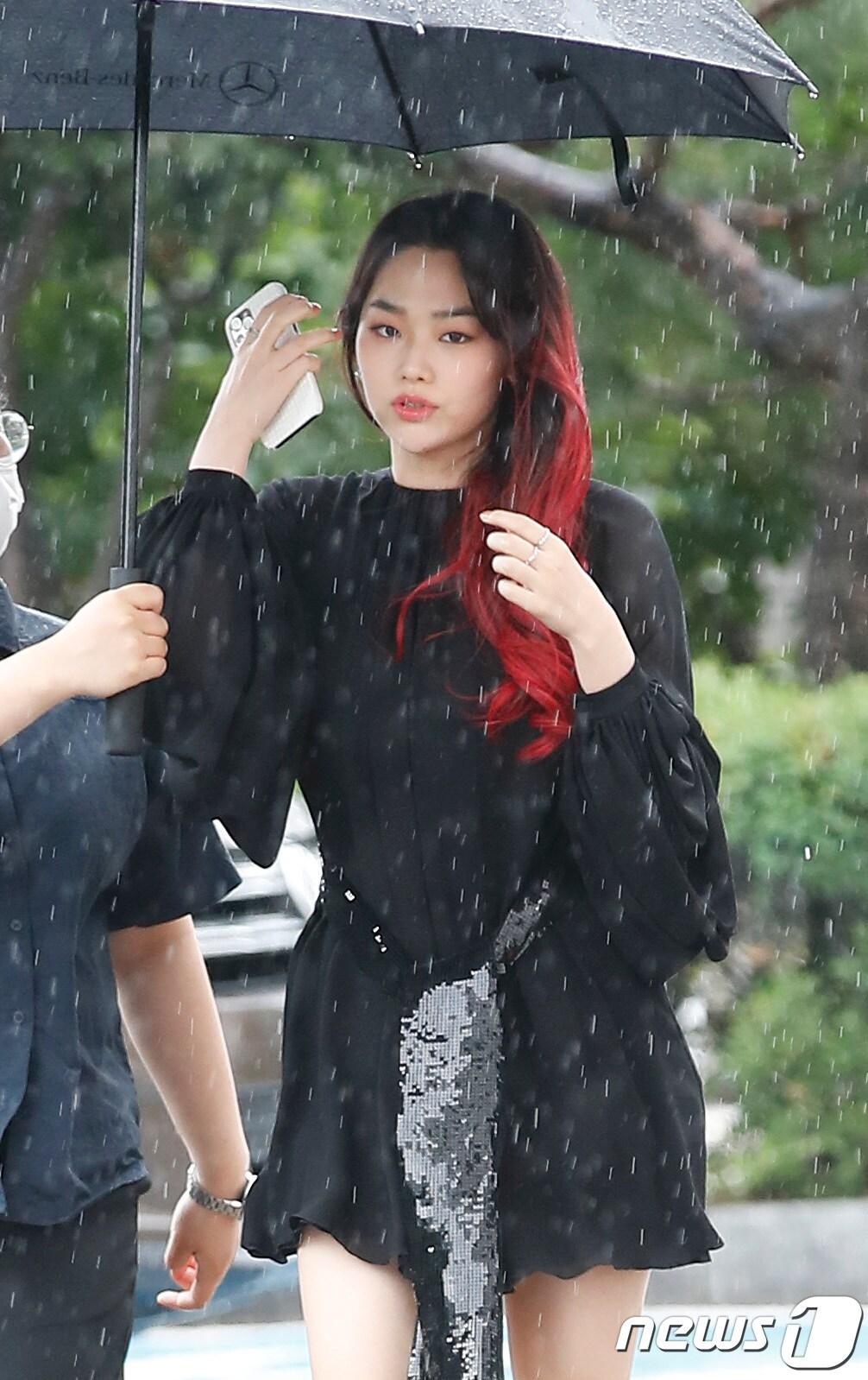 본문 이미지 - 구구단 전 멤버 강미나가  예민미 가득한 눈빛으로 분위기를 압도했다. ⓒ News1 권현진 기자